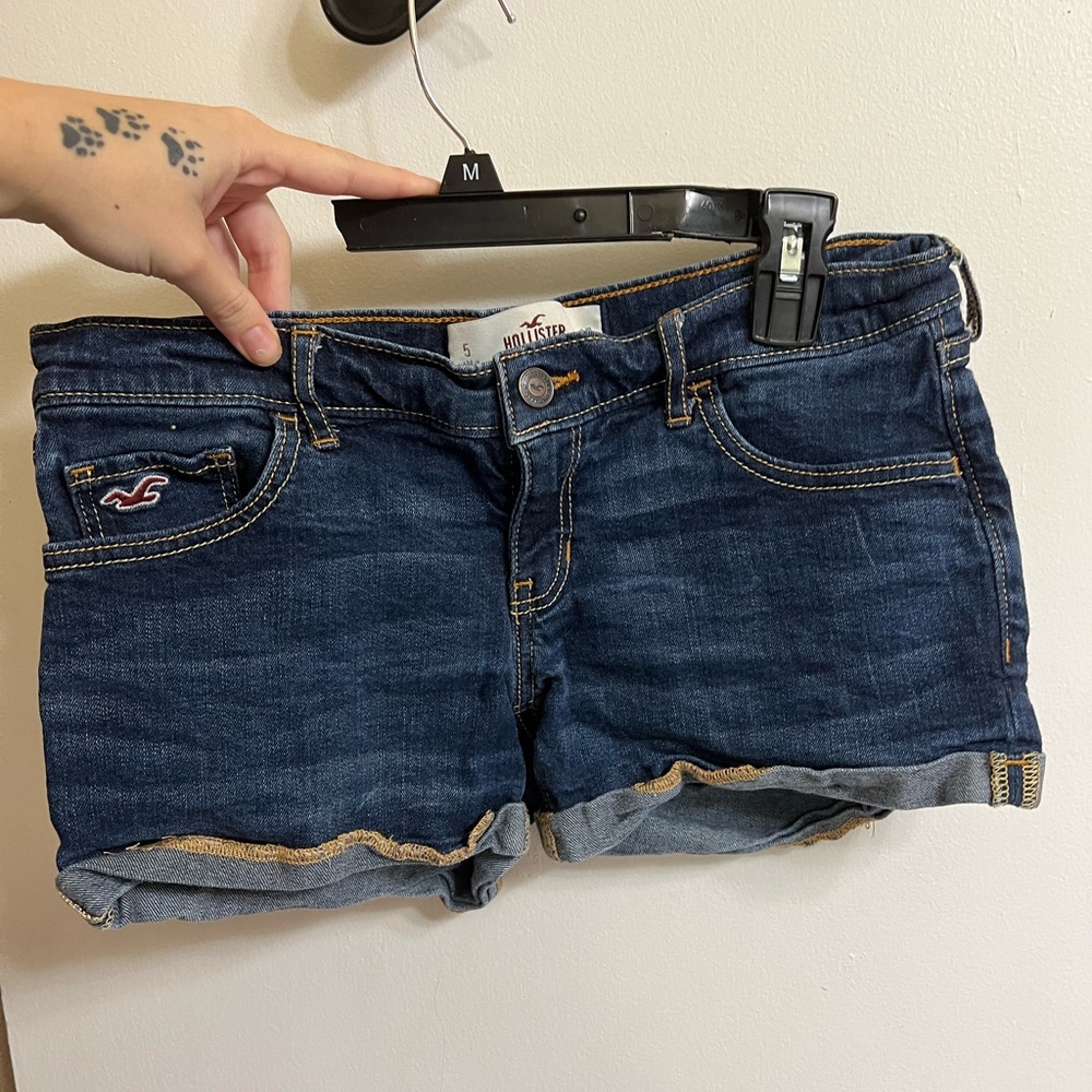 Hollister shorts. Size 5. Slightly worn.